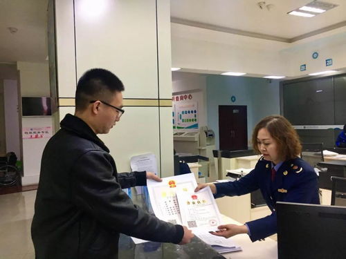 青山區市民大廳商事登記服務窗口發放首張電商營業執照